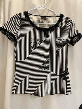 Black & White Geometric Short Sleeve Top